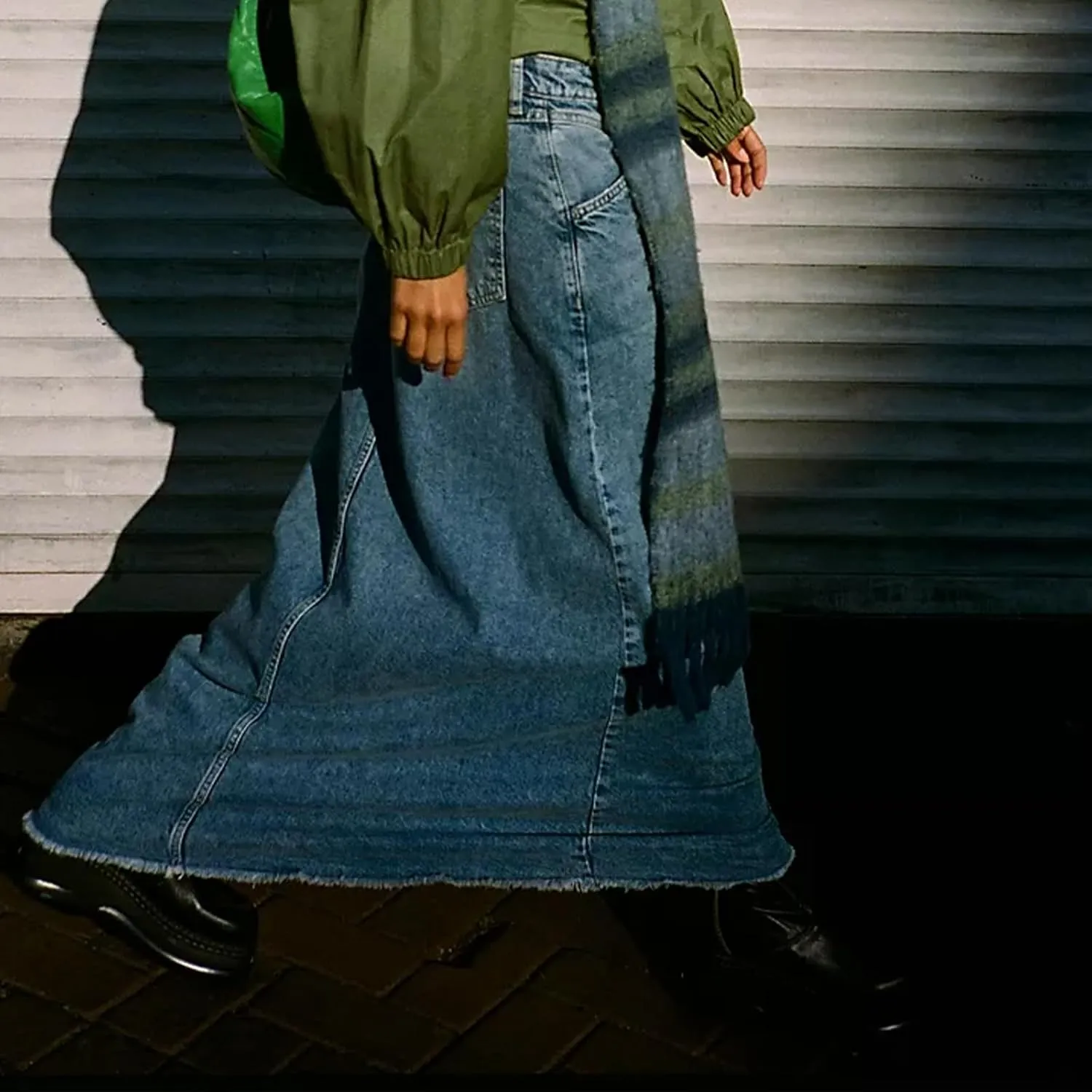 lisenraIn Women Denim Maxi Skirt Raw Hem A-Line Jean Skirt Casual Y2K Fashion High Waisted Long Denim Skirt with Pockets